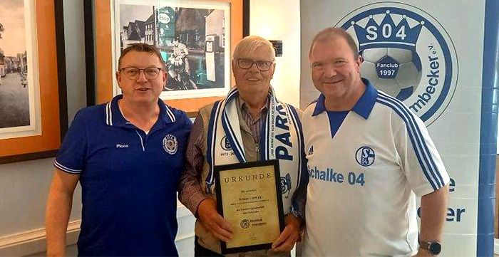 Anton Lankes ist nun offizielles Ehrenmitglied der Königsblauen Schermbecker